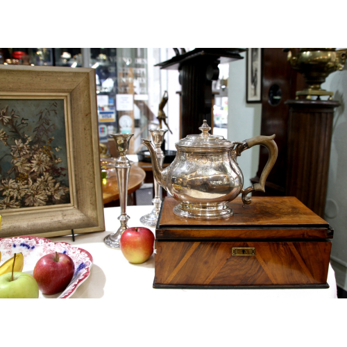 Stříbrná čajová konvice - Sheffield, rok 1953