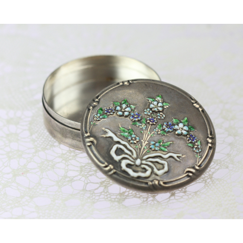 Silver box with a flower decor