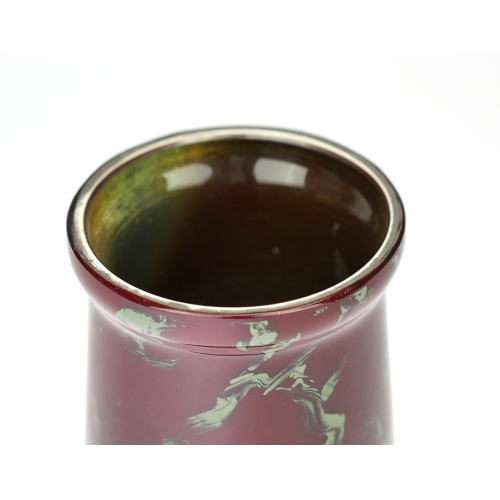 Tmavočervená secesní váza se zeleným mramorováním