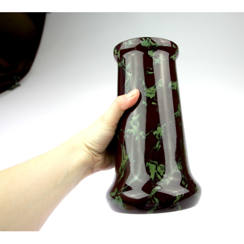 Tmavočervená secesní váza se zeleným mramorováním
