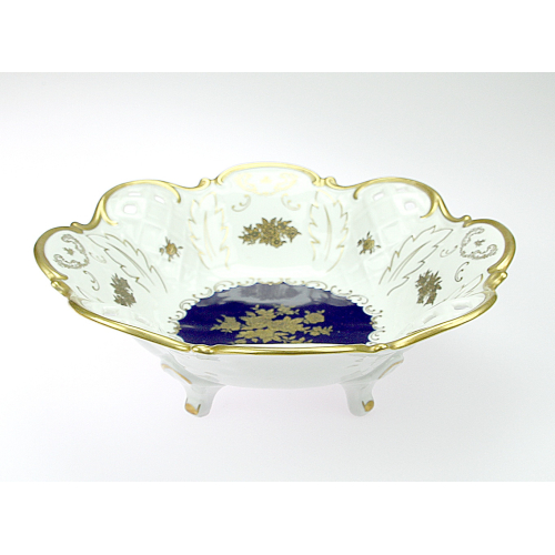 Porcelánová mísa na nožkách