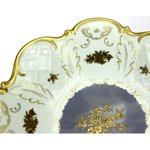 Porcelánová mísa na nožkách