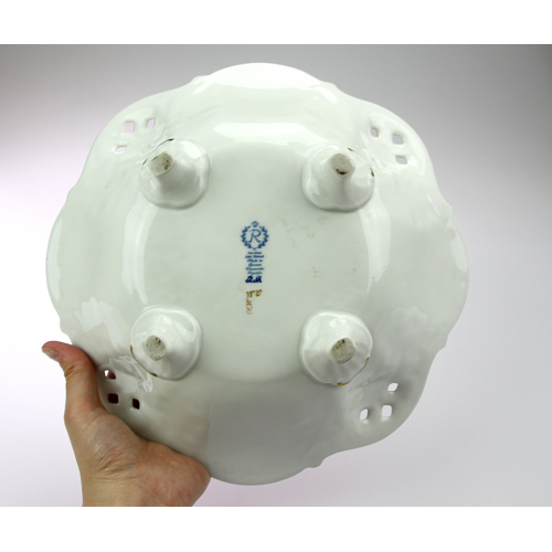 Porcelánová mísa na nožkách