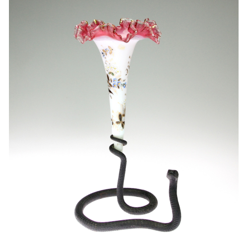 Váza s kovovou montáží hada