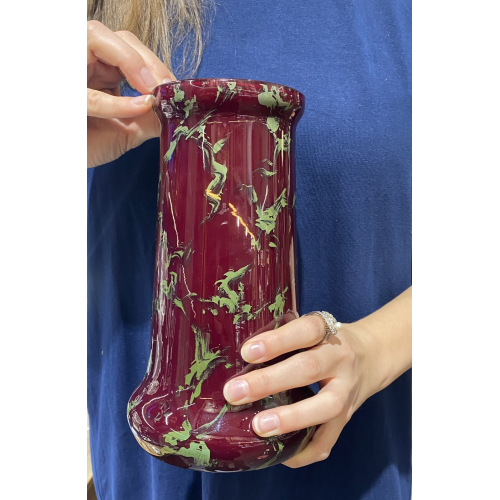 Tmavočervená secesní váza se zeleným mramorováním