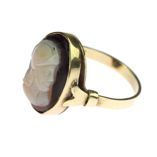 Gold ring with agate cameo