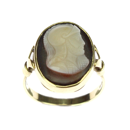 Gold ring with agate cameo