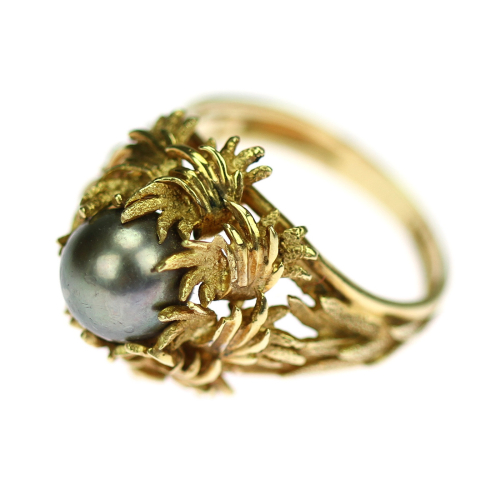 Gold ring with Tahitian pearl