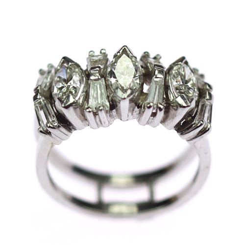 Platinový prsten s diamantovými navetami