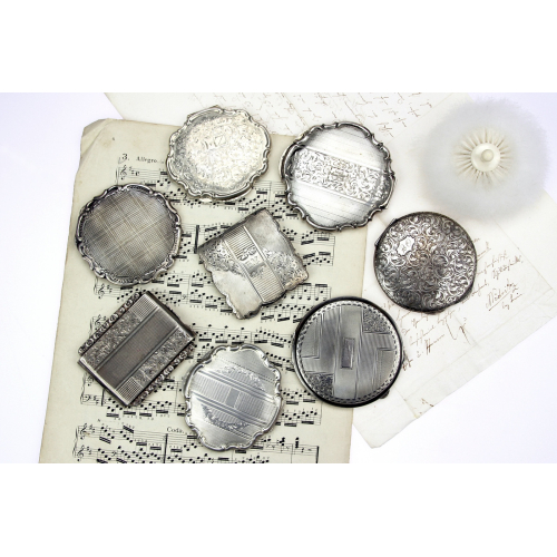 Prvorepubliková stříbrná pudřenka