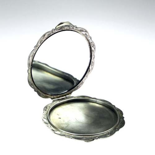 Prvorepubliková stříbrná pudřenka