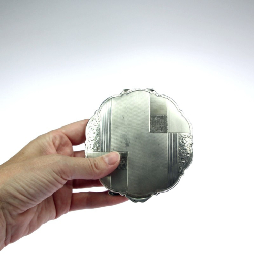 Prvorepubliková stříbrná pudřenka