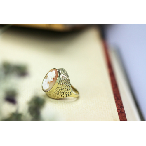Gold ring with cameo