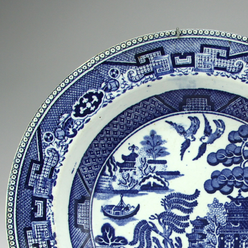 Decorative plate with Chinese motif