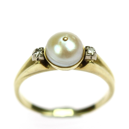 Gold ring with pearl and...