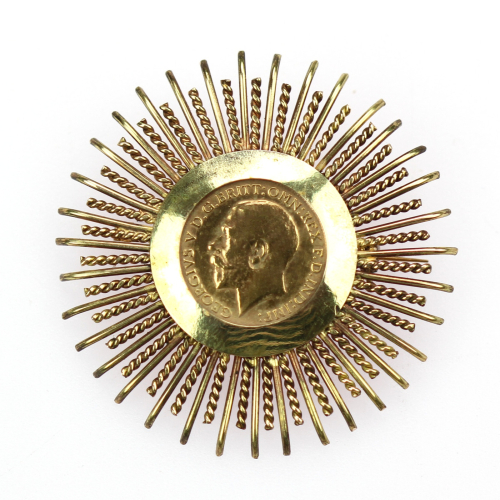 Gold brooch with 1913...