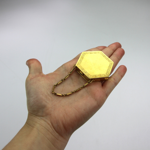 Zlatá prvorepubliková pudřenka