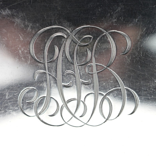 Stříbrná oválná miska s monogramem