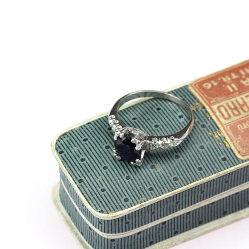 Platinový prsten se safírem - certifikace GIA