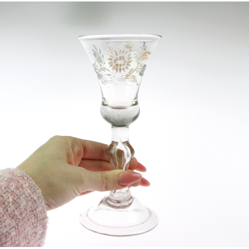 Skleněný pohárek se zlacením, kol. r. 1700