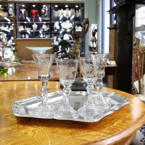 Skleněný pohárek se zlacením, kol. r. 1700