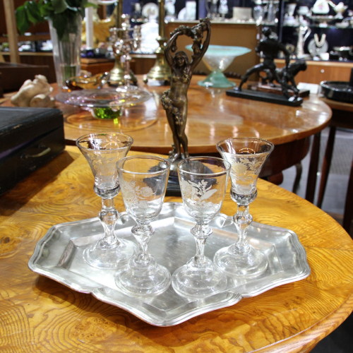 Skleněný pohárek se zlacením, kol. r. 1700