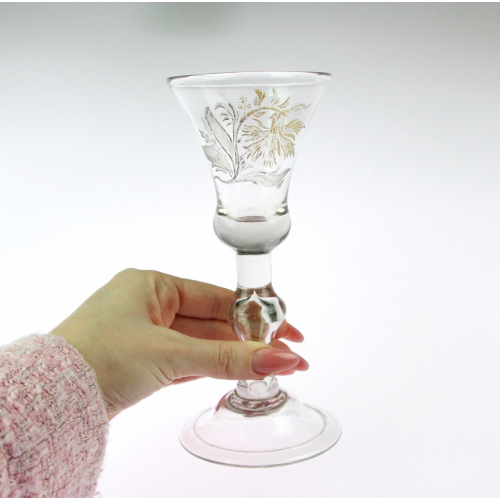 Skleněný pohárek se zlacením, kol. r. 1700