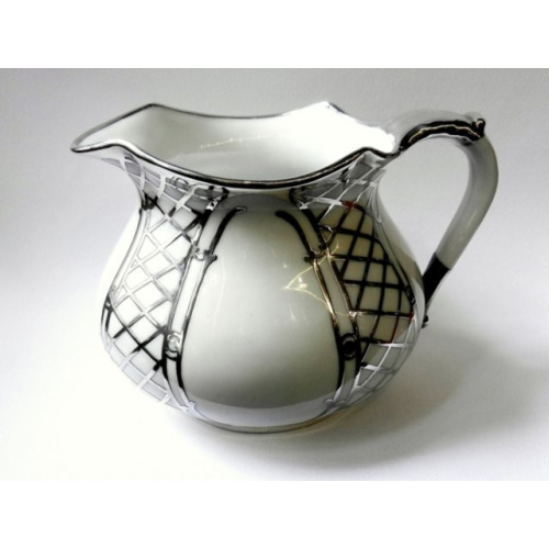 Džbán se stříbrnou dekorací