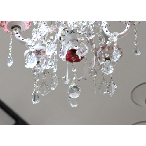 Růžovo-bílý skleněný lustr, Československo