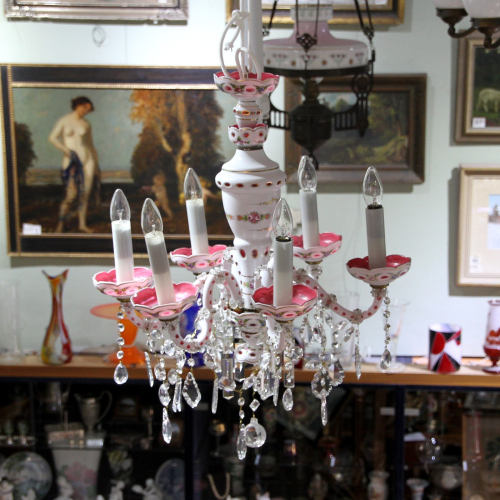 Růžovo-bílý skleněný lustr, Československo