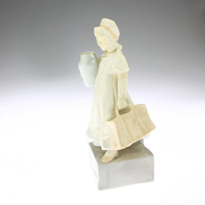 Statuette of a girl with hat - Goldscheider