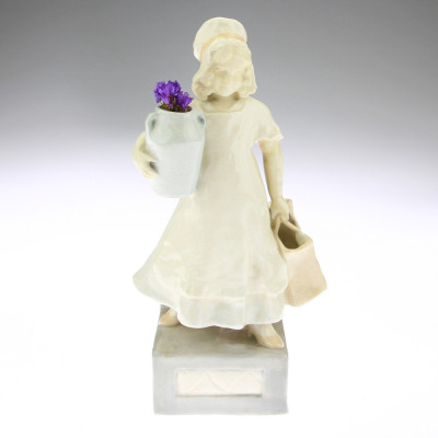 Statuette of a girl with hat - Goldscheider