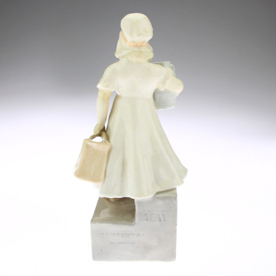 Soška dívky s čepcem - Goldscheider