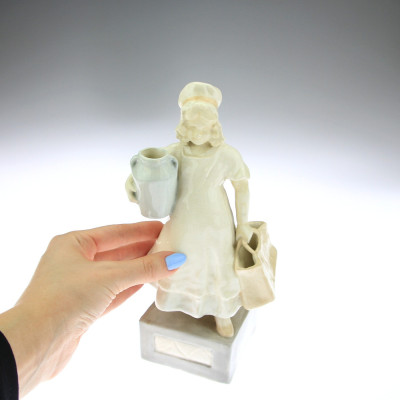 Soška dívky s čepcem - Goldscheider