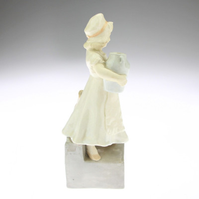 Soška dívky s čepcem - Goldscheider