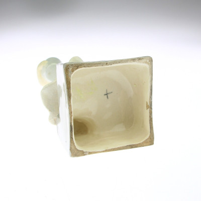 Soška dívky s čepcem - Goldscheider