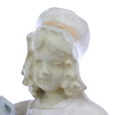 Statuette of a girl with hat - Goldscheider