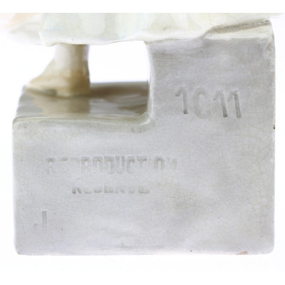 Soška dívky s čepcem - Goldscheider