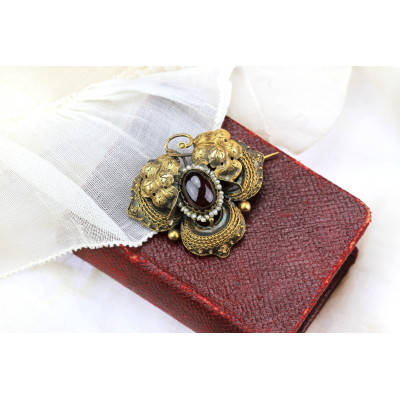 PRODÁNO - Brož v etruském stylu s granátem a perličkami