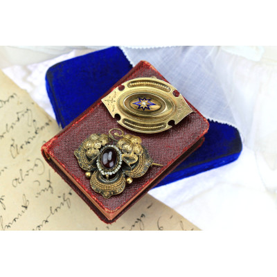 PRODÁNO - Brož v etruském stylu s granátem a perličkami