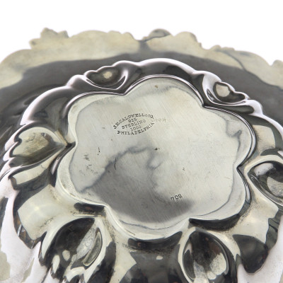 Stříbrná miska s dubovými listy a žaludy