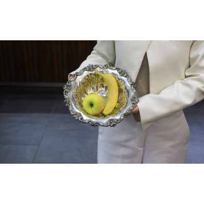 Stříbrná miska s dubovými listy a žaludy