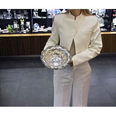 Stříbrná miska s dubovými listy a žaludy