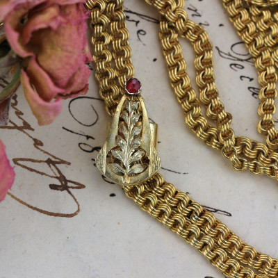 Dlouhý zlatý řetěz se secesním jezdcem