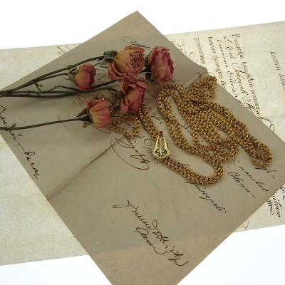 Dlouhý zlatý řetěz se secesním jezdcem