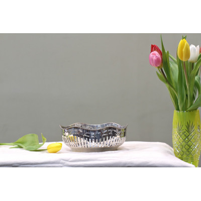 Stříbrná miska s perforovaným žebrováním a rostlinným dekorem