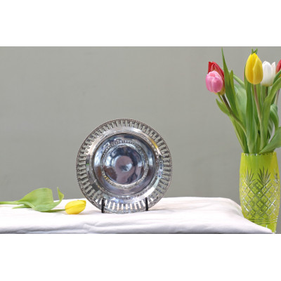 Stříbrná miska s perforovaným žebrováním a rostlinným dekorem