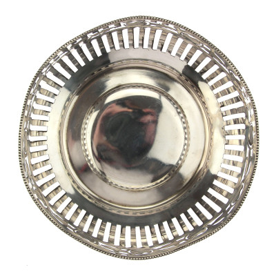 Stříbrná miska s perforovaným žebrováním a rostlinným dekorem