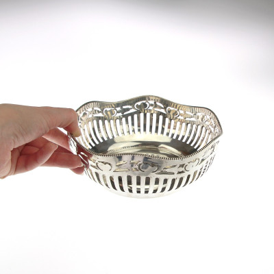 Stříbrná miska s perforovaným žebrováním a rostlinným dekorem