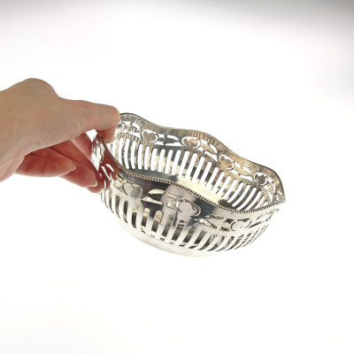 Stříbrná miska s perforovaným žebrováním a rostlinným dekorem